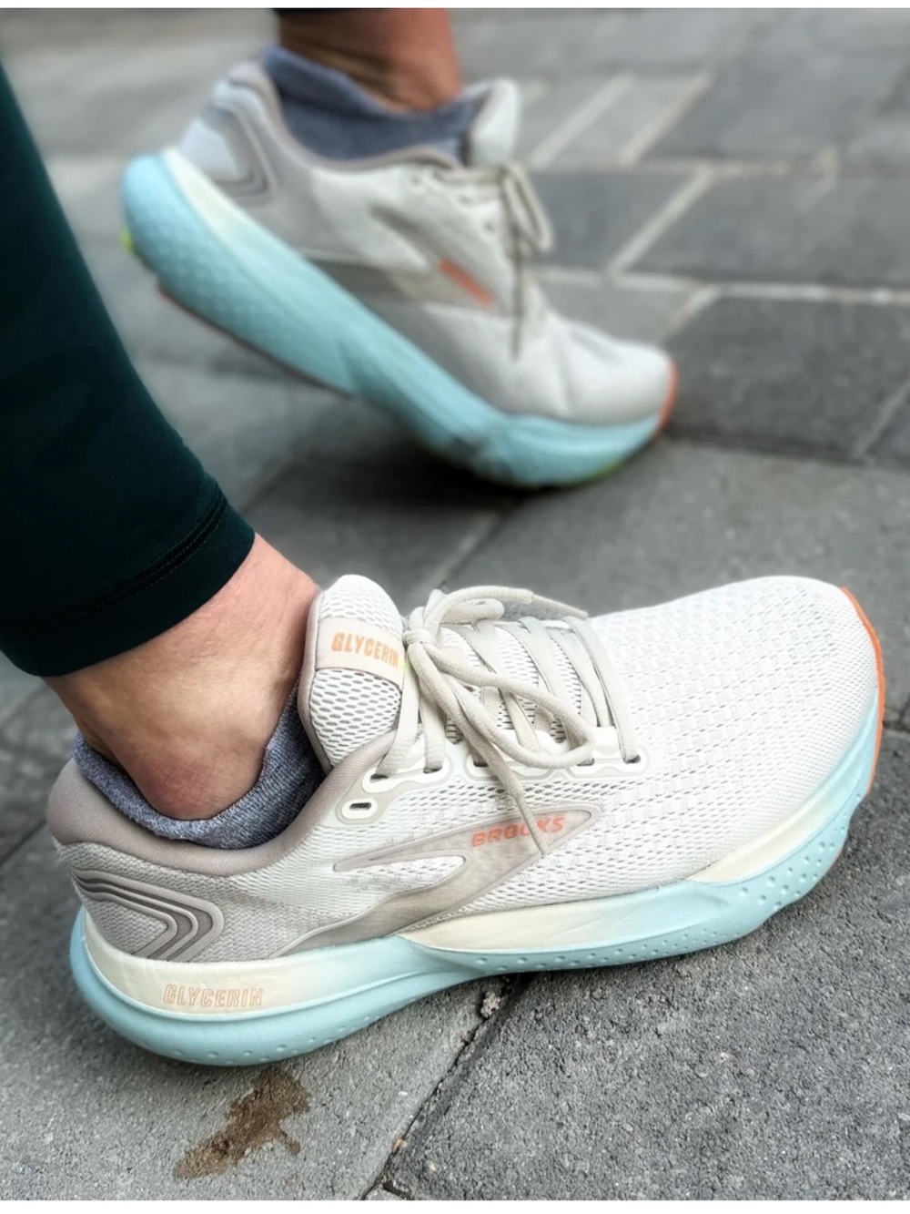Brooks Glycerin 21 women size 8.5 Running Sneakers - Cream with Light Blue